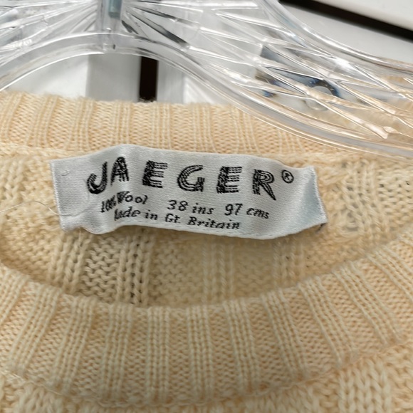 JAEGER 100% Wool cable knit sweater. In like new condition. Size Medium - Picture 2 of 4